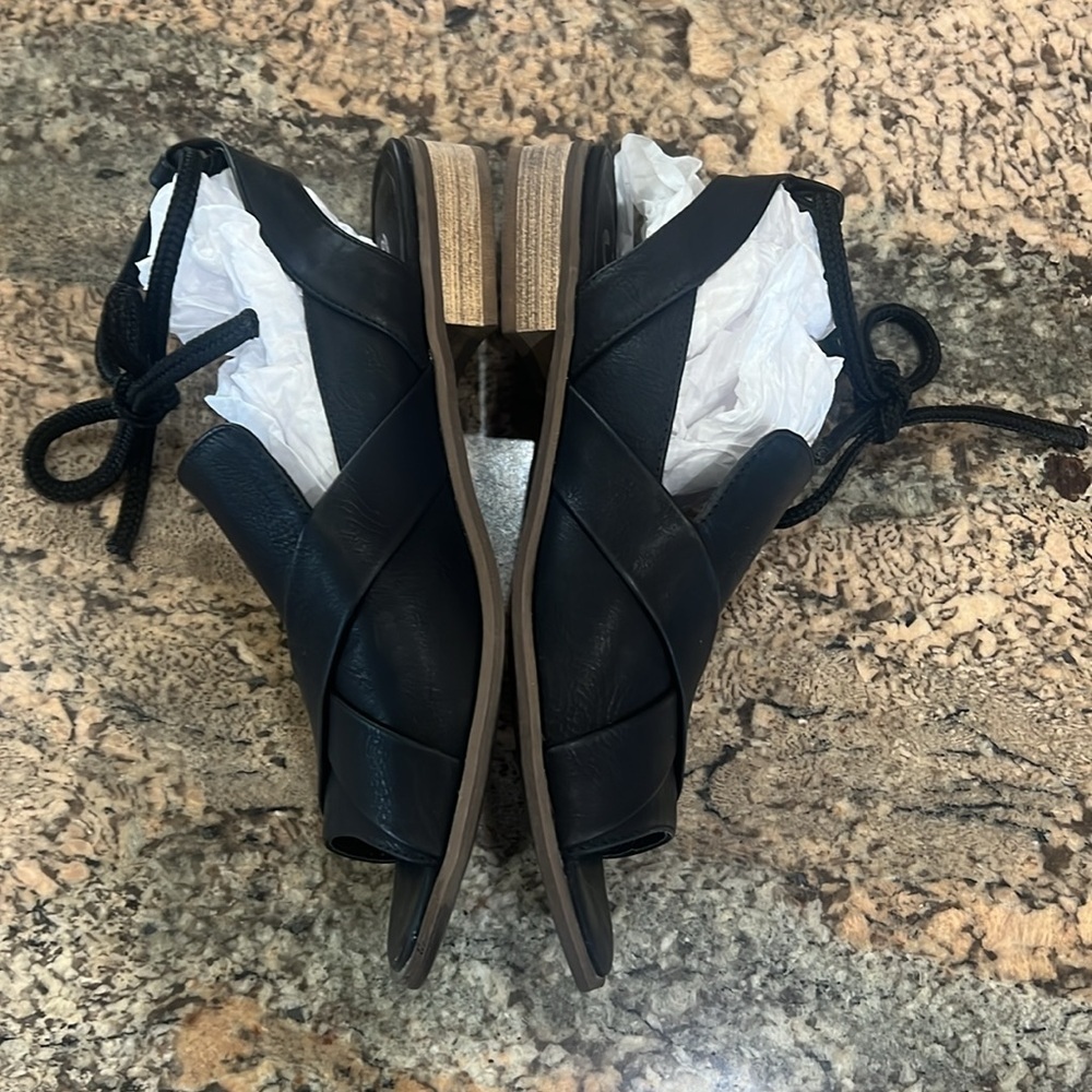 Black Sandals with Open-Toe Design - Picture 3 of 6